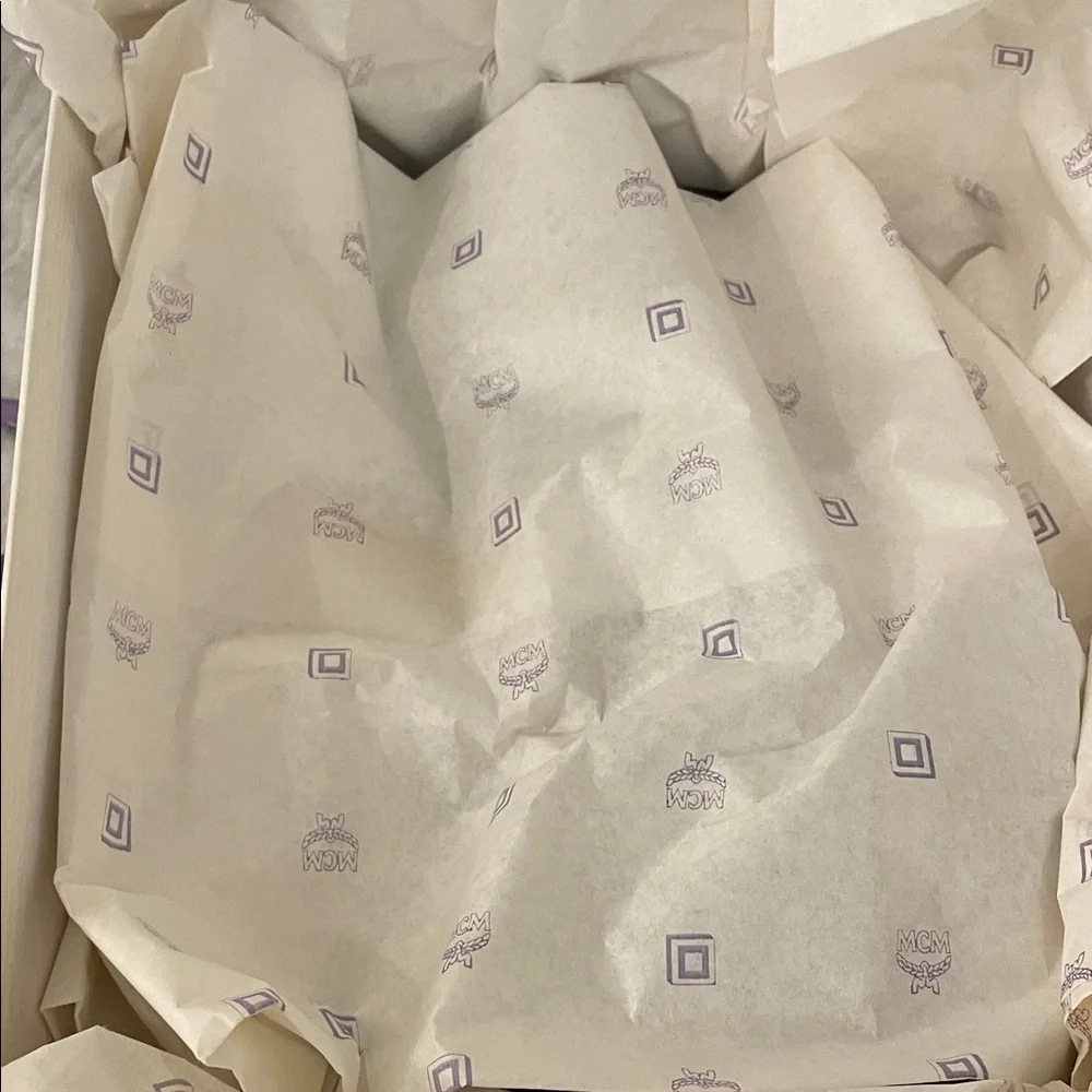 MCM Leather belt bag
black with box and ribbons - Picture 3 of 11